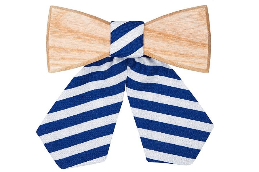 Natürliche Holzfliege aus Eschenholz mit blau/weisser Schleife